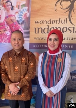 Konsul Jenderal RI San Francisco, Prasetyo Hadi dan pengurus organisasi "Warisan Indonesia" (VOA/Made Yoni).