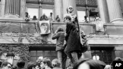 ভিয়েতনাম যুদ্ধ-বিরোধী বিক্ষোভের সময় ১৯৬৮ সালেও ছাত্ররা কলাম্বিয়া বিশ্ববিদ্যালয়ের হ্যামিল্টন হল দখল করে। ফাইল ফটোঃ ২৪ এপ্রিল, ১৯৬৮।