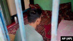 নাম-পরিচয় গোপন রেখে এই ১৮-বছর বয়স্ক আফগান তরুন কথা বলেন এপি'র সাথে। ফটোঃ ২৬ জানুয়ারি, ২০২৪।