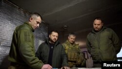 ปธน.โวโลดิเมียร์ เซเลนสกี เดินทางเยี่ยมแนวหน้าการรบ ที่เขตปกครองแอฟดีฟกา ในเขตปกครองดอแนตสก์ เมื่อ 29 ธ.ค. 2566 (Ukrainian Presidential Press Service/Handout via Reuters)