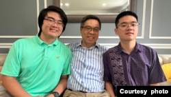 Wiwit Tjahjana bersama kedua putranya, Darren dan Keenan (dok: Wiwit Tjahjana)