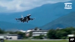 台灣空軍一架F-16戰機從台灣東部花蓮縣基地起飛。(2023年8月20日)
