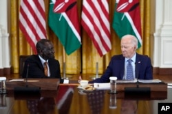 El presidente estadounidense, Joe Biden, y el presidente de Kenia, William Ruto, se dan la mano mientras se reúnen con líderes empresariales en el Salón Este de la Casa Blanca en Washington, el 22 de mayo de 2024.