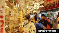 গাউছিয়া মার্কেটে জুয়েলারি দেখছেন একজন ক্রেতা। 