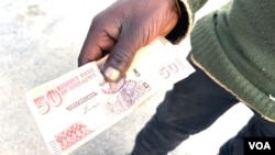 En 2008, l'hyperinflation avait atteint un niveau tel que la banque centrale avait émis un billet de mille milliards de dollars zimbabwéens aujourd'hui devenu un objet de collection.