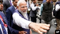 মঙ্গলবার নিউইয়র্কে পৌঁছানোর সাথে সাথে সমর্থকদের স্বাগত জানিয়েছেন ভারতের প্রধানমন্ত্রী নরেন্দ্র মোদি । ২০ জুন, ২০২৩। 