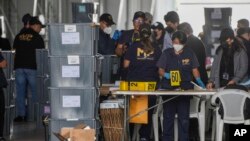 Fiscalía de Guatemala revisa boletas de las elecciones generales del 25 de junio durante una redada en una instalación temporal del Tribunal Supremo Electoral.