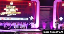 Calon wakil presiden Mahfud MD menyampaikan visi dan misinya dalam Debat Kedua Cawapres 2024 yang diadakan oleh Komisi Pemilihan Umum RI (KPU RI) pada Jumat (22/12) di Jakarta. (VOA/Indra Yoga)