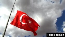 Türkiyə bayrağı (Mənbə: Türkiyə səfirliyi)