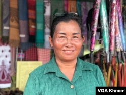 អ្នកស្រី កង មាស អាយុ៥២ឆ្នាំ ជាអាជីករ​លក់​វត្ថុអនុស្សាវរីយ៍​នៅមុខ​ប្រាសាទ​អង្គរវត្ត ខេត្ត​សៀមរាប។ (ធីតា វីន/វីអូអេ)
