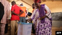 Une électrice vote à l'école d'Abena à N'Djamena le 6 mai 2024 lors de l'élection présidentielle au Tchad. (Photo Joris Bolomey / AFP)