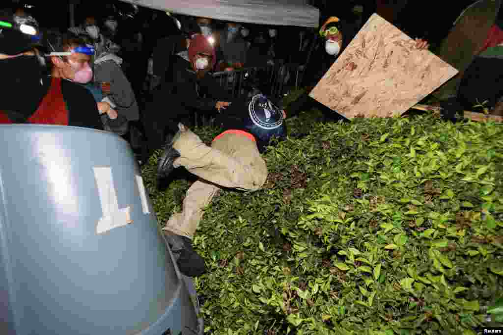 Violentos enfrentamientos estallaron en el campus de la Universidad de California, en Los Ángeles, entre manifestantes pro-palestinos y un grupo de contramanifestantes que apoyaban a Israel.