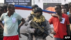 অভিযুক্ত সোমালি জলদস্যুরা ভারতীয় নৌ কমান্ডোদের পাহারায় মুম্বাইয়ের ডকইয়ার্ডে পুলিশ হেফাজতে স্থানান্তরের জন্য অপেক্ষা করছে৷ ২৩ মার্চ, ২০২৪।