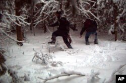 Dua orang secara ilegal melintasi perbatasan AS/Kanada selama Januari 2023 di sektor penegakan hukum Vermont, New Hampshire, dan New York. (Foto sektor Swanton Patroli Perbatasan Amerika Serikat via AP)