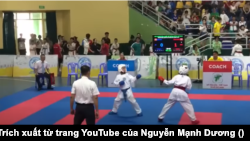 Trận chung kết của bé Nguyễn Thanh Mai (đai xanh) ngày 18 tháng Tám tại Sài Gòn.