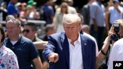 Mantan Presiden AS Donald Trump mengunjungi Iowa State Fair di Des Moines, Iowa, pada 12 Agustus 2023. (Foto: AP/Charlie Neibergall)