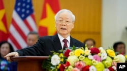 Sekretaris Jenderal Vietnam Nguyen Phu Trong dan Presiden AS Joe Biden (tidak tampak dalam foto, menyampaikan kata sambutan di kantor pusat Partai Komunis Vietnam, di Hanoi, 10 September 2023. (Foto: Evan Vucci/AP Phhoto)
