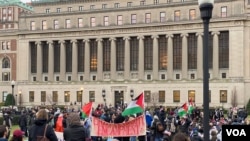 Protesters gather on Columbia University's west lawn following the arrest of student protesters earlier April 18, 2024. (Claire Schnatterbeck/VOA)