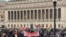 Protesters gather on Columbia University's west lawn following the arrest of student protesters earlier April 18, 2024. (Claire Schnatterbeck/VOA)