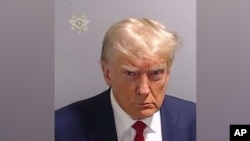 ภาพประกอบแฟ้มของคดี หรือ mug shot ของโดนัลด์ ทรัมป์ ที่เรือนจำในนครแอตเเลนตา รัฐจอร์เจีย