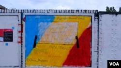 在倫敦時間星期一下午的塗鴉勝地紅磚巷（Brick Lane）大部分被中國學生塗上的“中國社會主義核心價值觀”字句已經被人用其他塗鴉作品覆蓋。（美國之音/鄭樂捷）