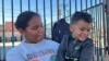 Diagnelis Martínez y su hijo de tres años, Santiago, a las afueras de un refugio en El Paso, Texas, donde duermen junto a otros migrantes el 8 de mayo de 2023. La mujer, su esposo y el menor, llegaron desde Venezuela tras ocho meses de travesía terrestre.