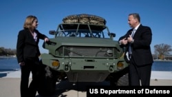 2021年11月8日，美国国防部副部长凯瑟琳·希克斯 (Kathleen Hicks) 在访问通用汽车公司期间与通用汽车防务总裁斯蒂芬·杜蒙特 (Stephen duMont) 交谈，讨论了国防部未来作战需求，以及可再生能源和绿色技术对美国国家安全的重要性。