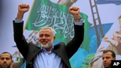 হামাস নেতা ইসমাইল হানিয়েহ গাজার জেবালিয়ায় তাদের আন্দোলনের ২৭তম বার্ষিকী উপলক্ষে সমাবেশে সমর্থকদের অভিনন্দনের জবাব দিচ্ছেন। ফাইল ফটোঃ ১২ ডিসেম্বর, ২০১৪।