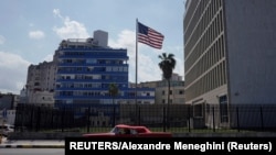 Sebuah mobil klasik melintasi Kedutaan AS di Havana, Kuba, pada 10 November 2021. (Foto: Reuters/Alexandre Meneghini)