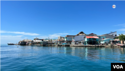 Santa Cruz del Islote vive del turismo y de la pesca. No tiene cementerio y en el lugar hay apenas cuatro calles.