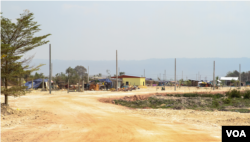 ផ្លូវលំមូួយកំពុងត្រូវបានស្ថាបនា​នៅតំបន់អភិវឌ្ឍន៍ភូមិធម្មជាតិរុនតាឯក ស្ថិតនៅក្នុងស្រុក​បន្ទាយស្រី ខេត្តសៀមរាប កាលពីថ្ងៃទី ១២ ខែកុម្ភៈ ឆ្នាំ ២០២៣។ (ទែន សុខស្រីនិត/វីអូអេ)