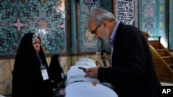 তেহরানের একটি ভোট কেন্দ্রে একজন ইরানি পুরুষ ভোট দিচ্ছেন। ইরান, ১৯ মে , ২০২৪। 