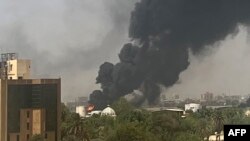 Asap mengepul di atas bangunan tempat tinggal di Khartoum, 16 April 2023, saat pertempuran yang dipicu oleh keributan antara para jenderal yang bersaing di Sudan. (Foto: AFP)