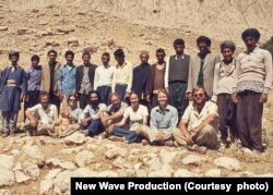 ادواراد کیل و گروه همراه با افراد محلی