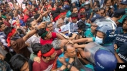 Activists clash with the police as they stage a song march to remember victims of the recent countrywide deadly clashes, in Dhaka, Bangladesh, July 30, 2024. 