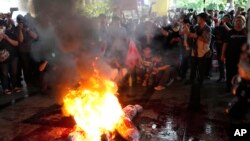 ក្រុមអ្នកគាំទ្រគណបក្សឆ្ពោះទៅមុខ (Move Forward Party) ដុតរូបទីមោង ក្នុងពេលធ្វើបាតុកម្មនៅមុខទីស្នាក់ការបក្ស Pheu Thai នៅទីក្រុងបាងកក ប្រទេសថៃ ថ្ងៃទី ២ ខែសីហា ឆ្នាំ ២០២៣។ 