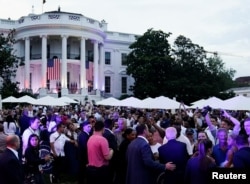 El presidente de Estados Unidos, Joe Biden, saluda a los asistentes durante una celebración del Día de la Independencia en el jardín sur de la Casa Blanca en Washington, el 4 de julio de 2024. REUTERS/Elizabeth Frantz