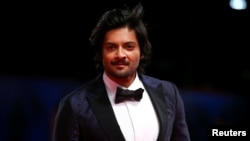 ৭৪তম ভেনিস চলচ্চিত্র উৎসবে "ভিক্টোরিয়া এবং আব্দুল" চলচ্চিত্রের জন্য একটি লাল গালিচায় পোজ দিচ্ছেন অভিনেতা আলী ফজল। ৩ সেপ্টেম্বর, ২০১৭। (ফাইল ছবি) 