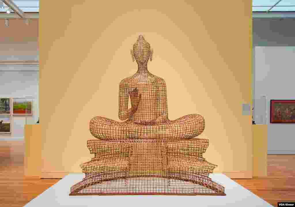 ព្រះពុទ្ធយាងគង់រចនាពីផ្ដៅដែលរចនាឡើងដោយសិល្បករ ពេជ្រ សុភាព ត្រូវបានដាក់តាំងពិព័រណ៍នៅក្នុងវិចិត្រសាលនៃសាកលវិទ្យាល័យ Michigan ក្នុងក្រុង Ann Arbor ថ្ងៃទី ៥ ខែមេសា ឆ្នាំ២០២៤។ (នីណា យ៉េង/វីអូអេ)