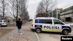 ফিনল্যান্ডের রাজধানী হেলসিংকির শহরতলিতে ভান্টার ভিয়েরতোলা স্কুলের বাইরে পুলিশ বহর দাঁড়িয়ে আছে। (২ এপ্রিল, ২০২৪) 
