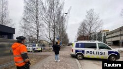 Garis polisi dipasang di luar sekolah Viertola di Vantaa, pinggiran ibu kota Helsinki, Finlandia, 2 April 2024, sehari setelah terjadi penembakan.