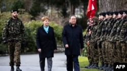 Swiss President Viola Amherd, left, and Prime Minister of the People's Republic of China, Li Qiang, inspect the guard of honor during an official visit in Kehrsatz, near Switzerland's administrative capital Bern, Jan. 15, 2024.