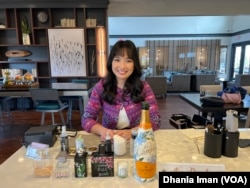 Nathania Dianda, seniman kaligrafi di Virginia, AS