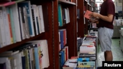 资料照片：2020年6月23日，一名男子在中国香港的一家独立书店读书。（路透社照片）