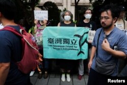 资料照：台湾民众聚集在台北的立法院外表达自己的政治意愿。(2024年5月24日)