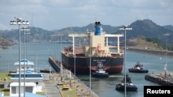 El granelero Monrovia NSU CHALLENGER transita por el canal ampliado a través de las esclusas de Cocoli en el Canal de Panamá, en las afueras de la Ciudad de Panamá, Panamá, 19 de abril de 2023.