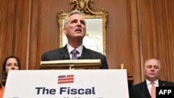 Ketua DPR Kongres Partai Republik Elise Stefanik dan Pemimpin Mayoritas DPR AS Steve Scalise mendengarkan Ketua DPR AS Kevin McCarthy berbicara usai pemungutan suara DPR tentang UU Tanggung Jawab Fiskal di Capitol AS di Washington, DC pada 31 Mei 2023. (Foto: AFP)