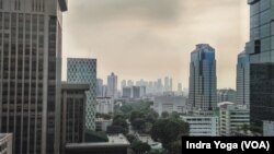 Langit Jakarta yang dipenuhi polusi tampak berwarna abu-abu akibat polusi yang menyelimuti wilayah ibu kota. Foto diambil pada 21 Agustus 2023. (Foto: VOA/ Indra Yoga)
