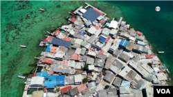 Cientos de turistas llegan cada día a Santa Cruz del Islote. En unos 15 minutos recorren un poco más de una hectárea de extensión.