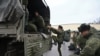 Pasukan cadangan Rusia masuk ke dalam truk menjelang keberangkatan mereka ke zona konflik Rusia-Ukraina, di wilayah Rostov, Rusia, 31 Oktober 2022. (Foto: REUTERS/Sergey Pivovarov)